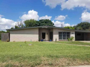 Entire spacious house near shopping & eateries, Mcallen